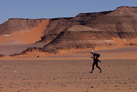 Stefano Miglietti, nel deserto Gilf el Kebir, 2006 - photo by NikBarte