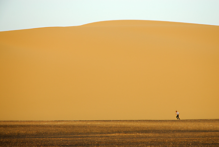 Stefano Miglietti, nel deserto del Kharafish 2008 - photo by NikBarte
