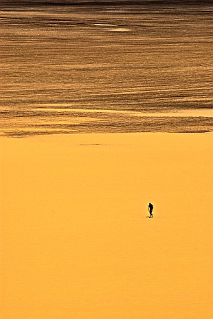 Stefano Miglietti attraversa il Kharafish Desert - photo Nikbarte