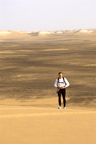 Stefano Miglietti attraversa il Kharafish Desert - photo Nikbarte