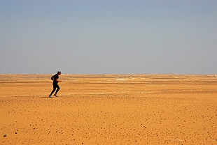 Stefano Miglietti attraversa il Kharafish Desert - photo Nikbarte