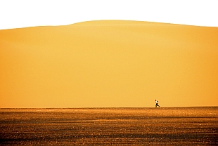 Stefano Miglietti attraversa il Kharafish Desert - photo Nikbarte