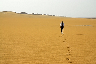 Stefano Miglietti attraversa il Kharafish Desert